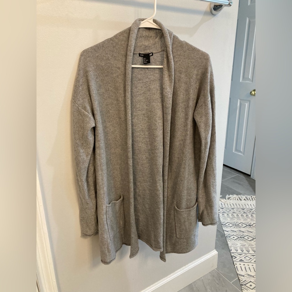 H&M basic gray cardigan with pockets size small